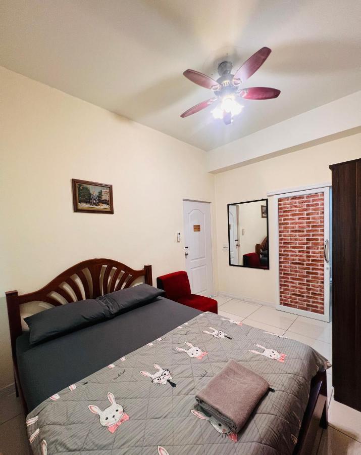 Aekkalukthai Hostel Rayong Exterior photo
